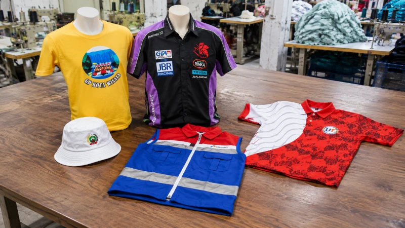 Berbagai hasil produksi custom apparel kaos kemeja jaket topi dari workshop Kokpit Garment Jakarta Timur
