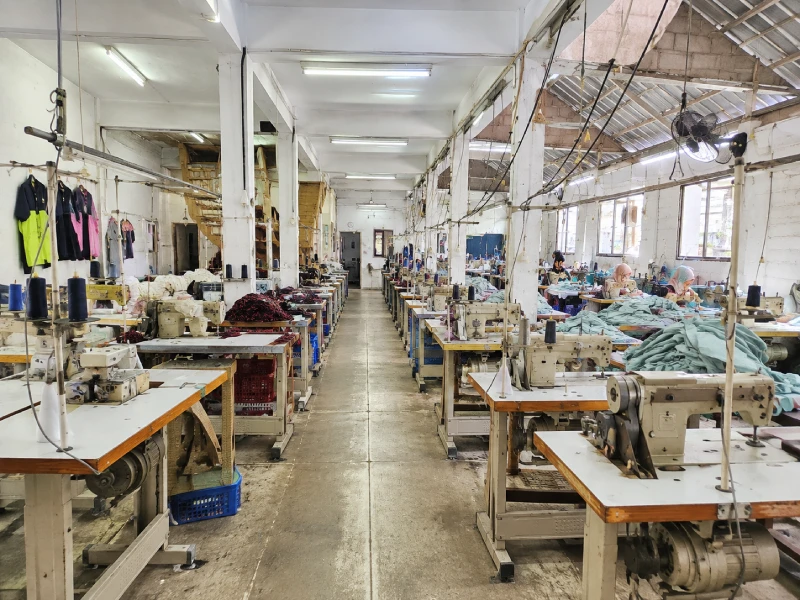 Suasana interior workshop produksi custom apparel Kokpit Garment di Pulo Gadung Jakarta Timur