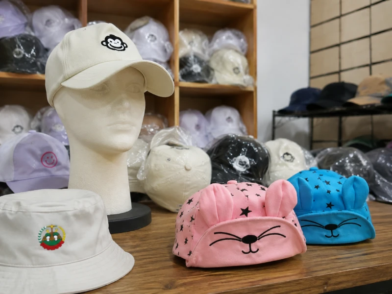Topi custom bordir bahan drill dan corduroy untuk merchandise event Kokpit Garment